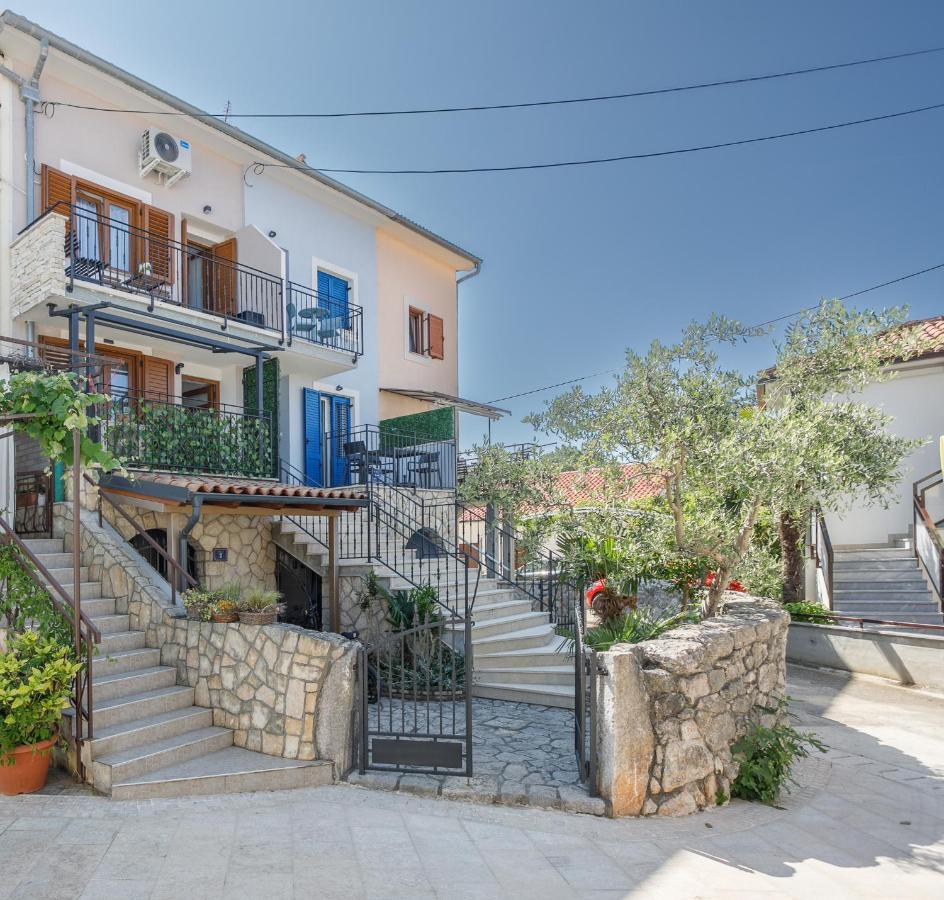 Apartmen Plus U Centru Blizu Plaze Njivice Exterior photo