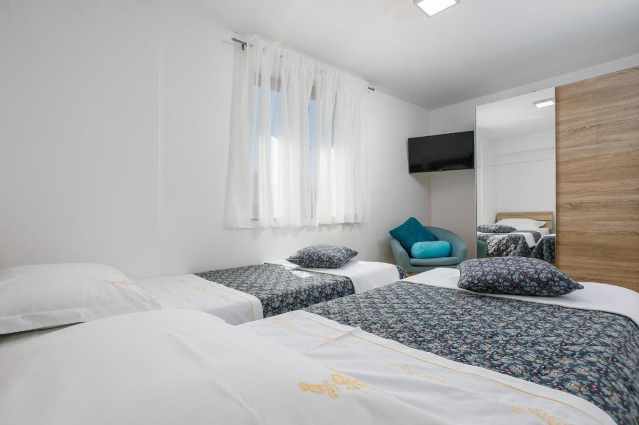 Apartmen Plus U Centru Blizu Plaze Njivice Exterior photo
